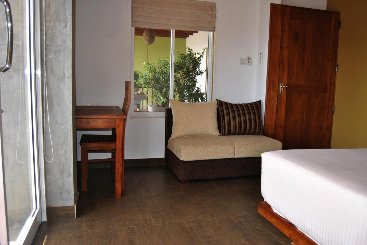 The Canoe Negombo Exterior foto