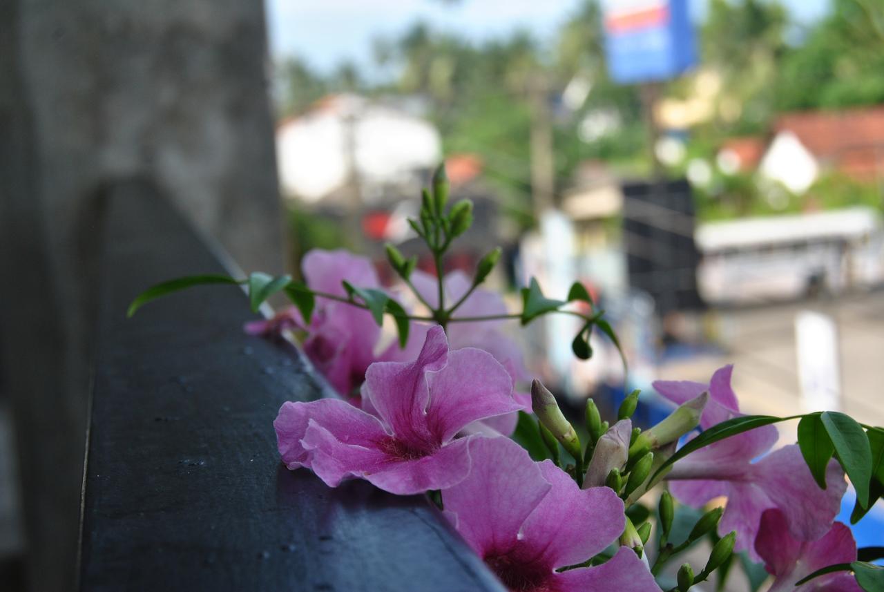 The Canoe Negombo Exterior foto
